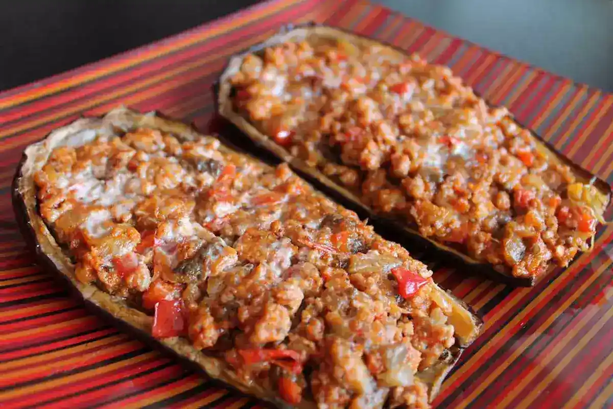 Berenjenas rellenas con carne y queso gratinado
