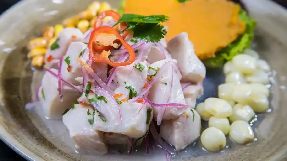 Ceviche peruano fresco con pescado marinado