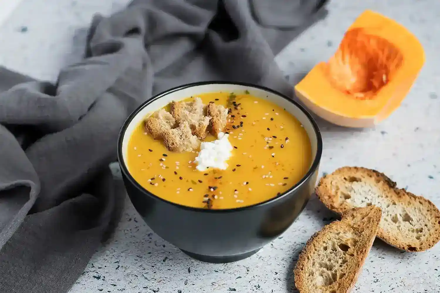 Crema de calabaza suave con jengibre aromático