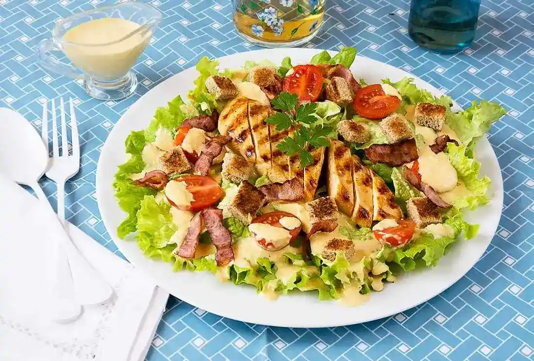 Ensalada César light y fresca al estilo clásico