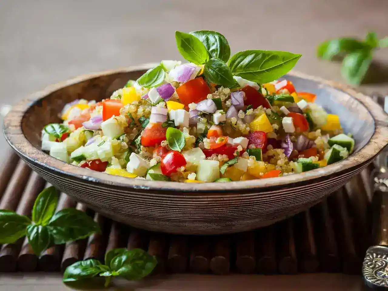 Ensalada de quinoa con aguacate y tomates frescos