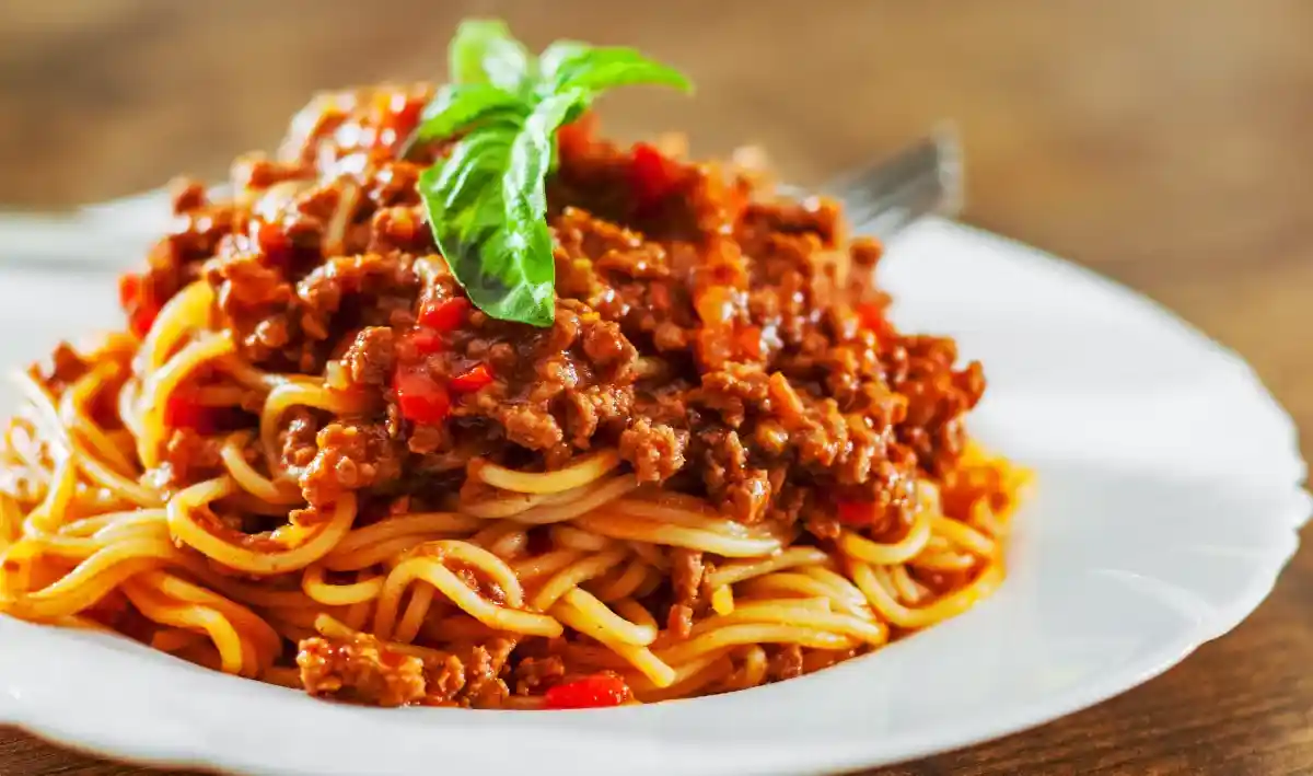 Spaghetti con salsa boloñesa italiana clásica