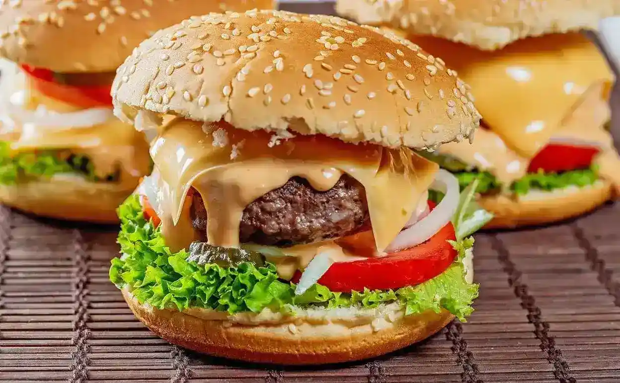 Hamburguesa casera gourmet con ingredientes frescos