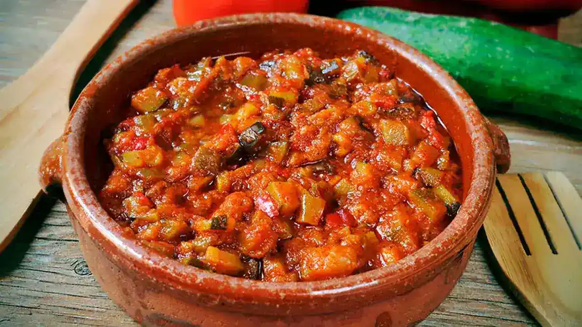 Pisto manchego con verduras frescas y tomate