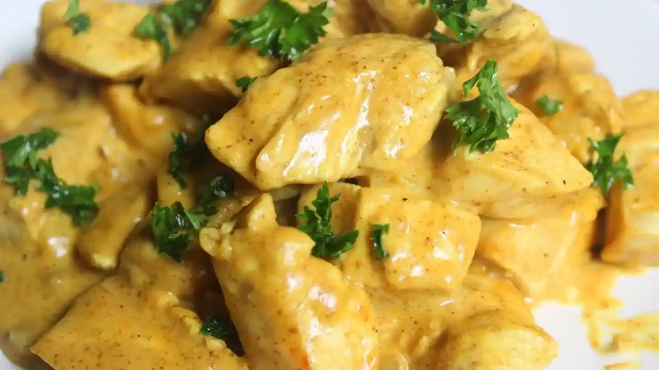 Pollo al curry cremoso con leche de coco