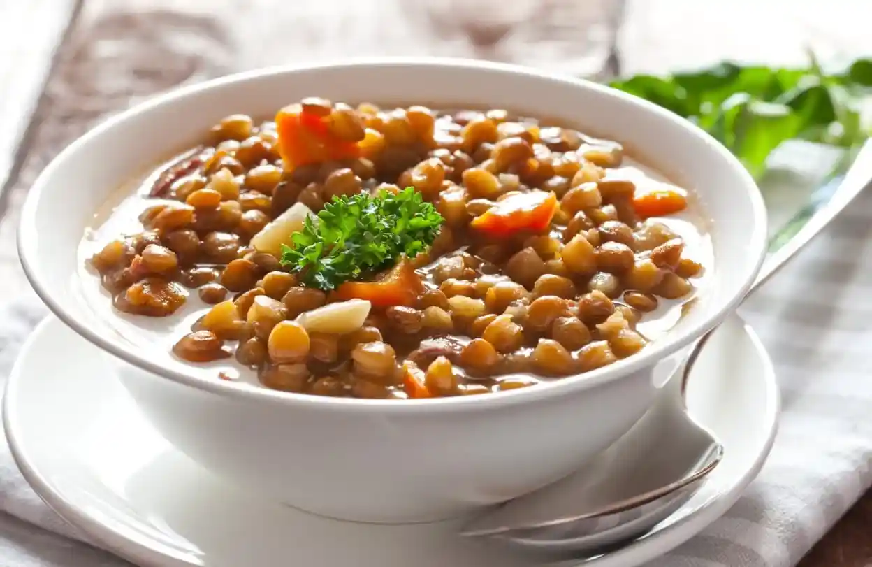 Sopa de lentejas casera con verduras frescas