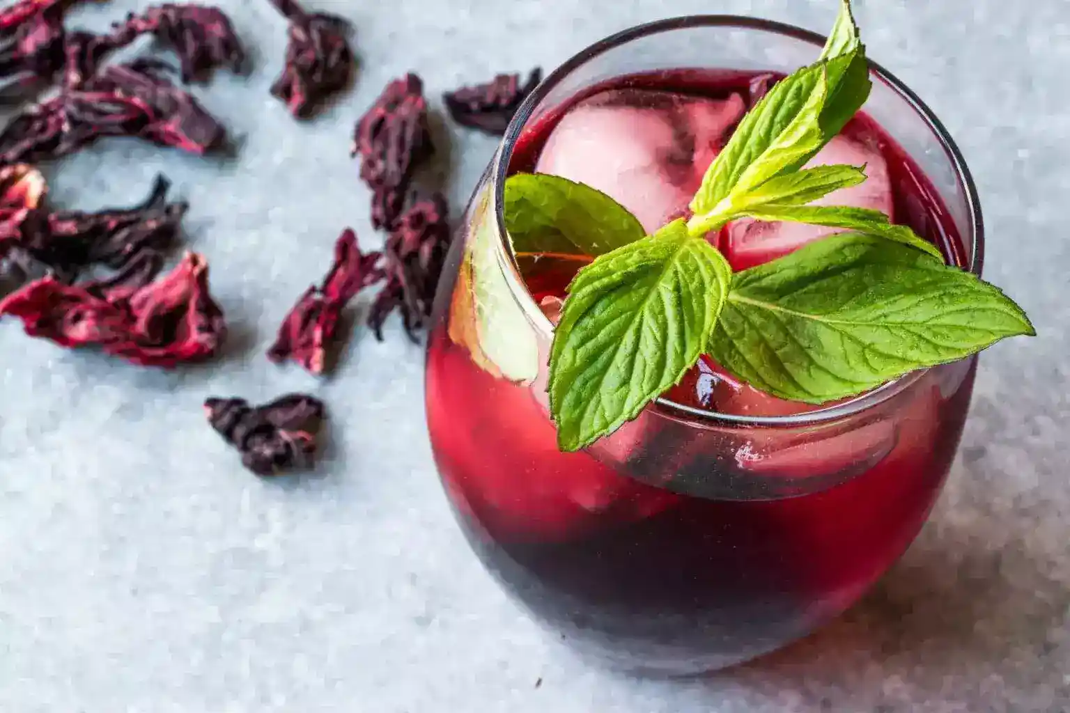 Agua de jamaica con hierbabuena fresca