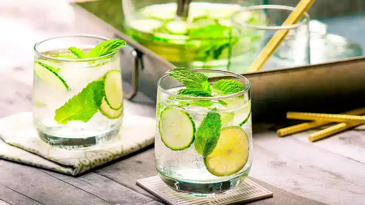 Agua fresca de pepino con hojas de menta
