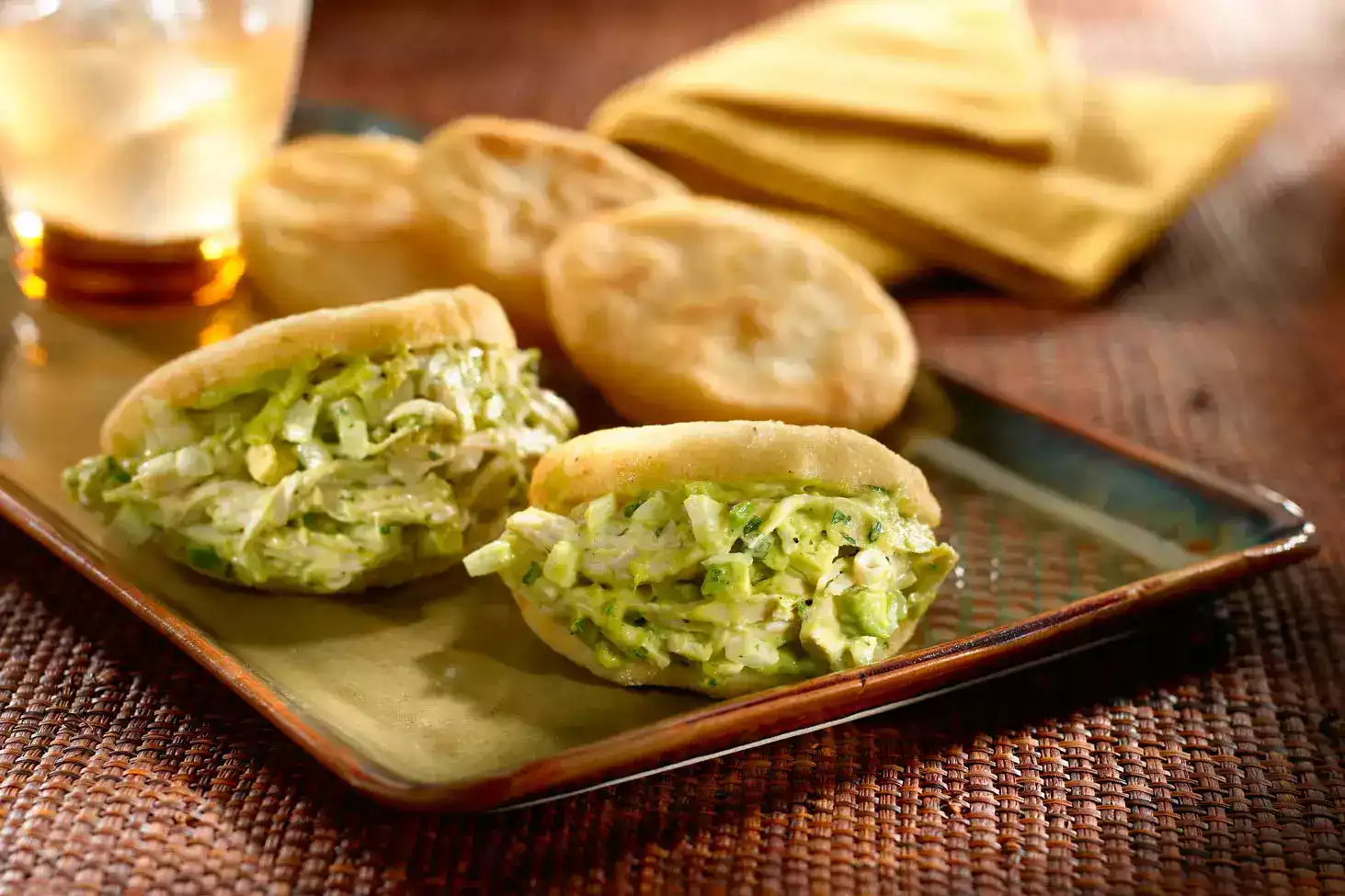 Arepas rellenas de pollo y aguacate cremoso