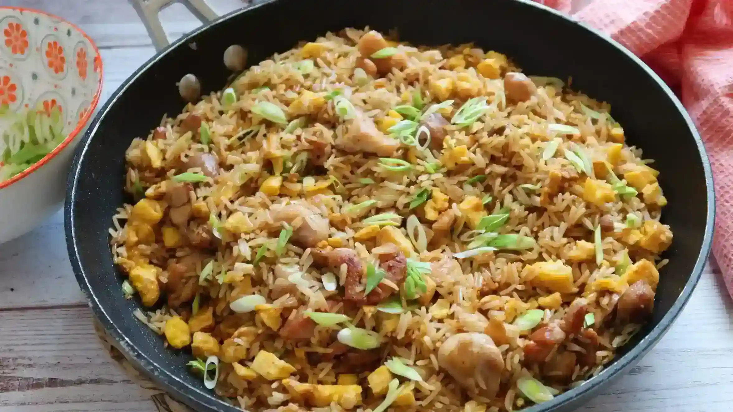 Arroz chaufa peruano con pollo y huevo