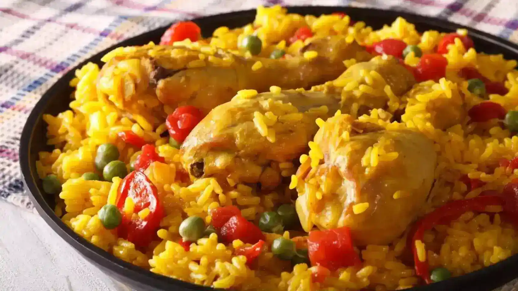 Arroz con pollo tradicional y verduras