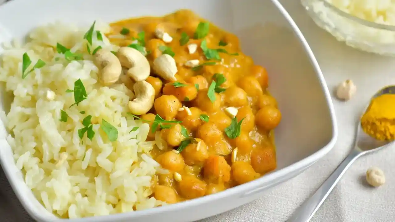 Arroz al curry con garbanzos y verduras