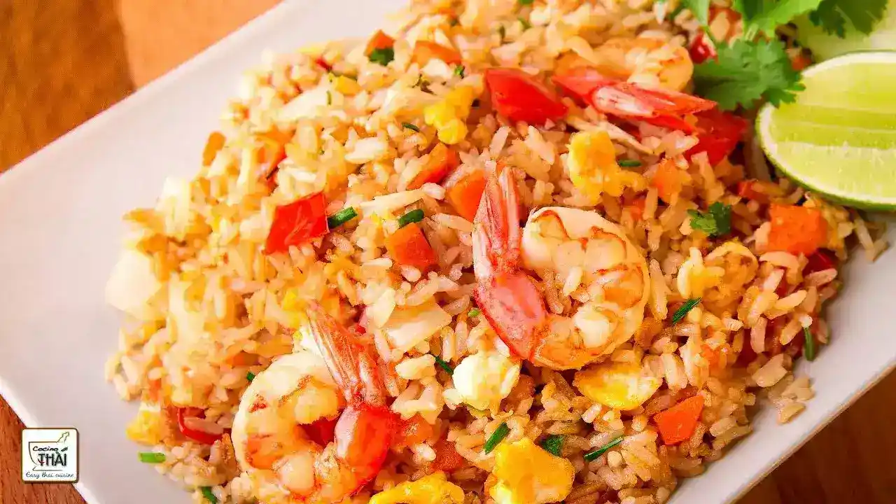 Arroz frito con gambas y verduras frescas