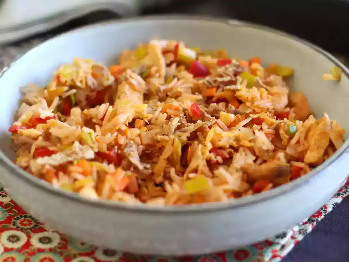 Arroz frito tailandés con gambas, guisantes y huevo