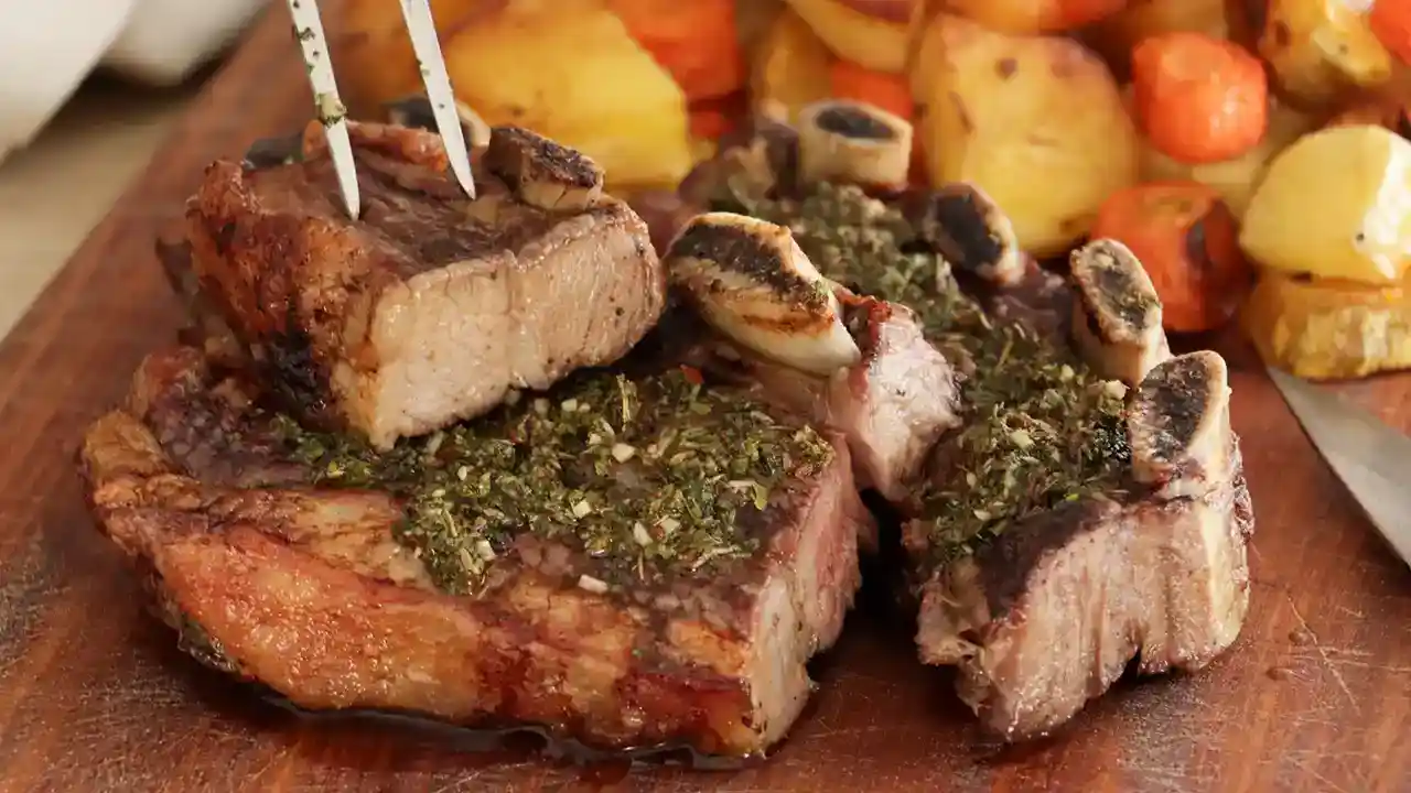 Asado argentino tradicional a la parrilla