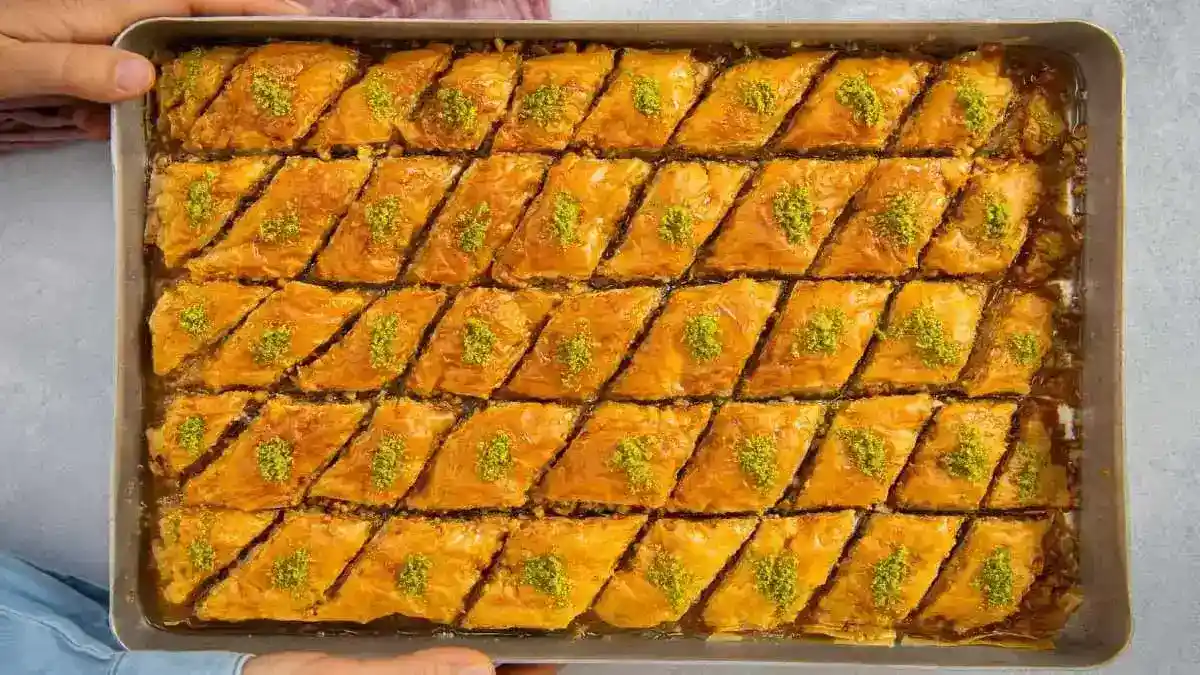 Baklava turco con miel y nueces crujientes