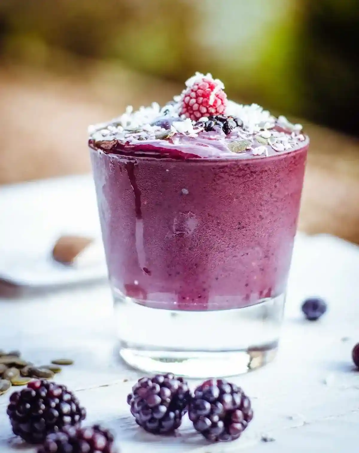 Batido brasileño de açaí con frutas frescas