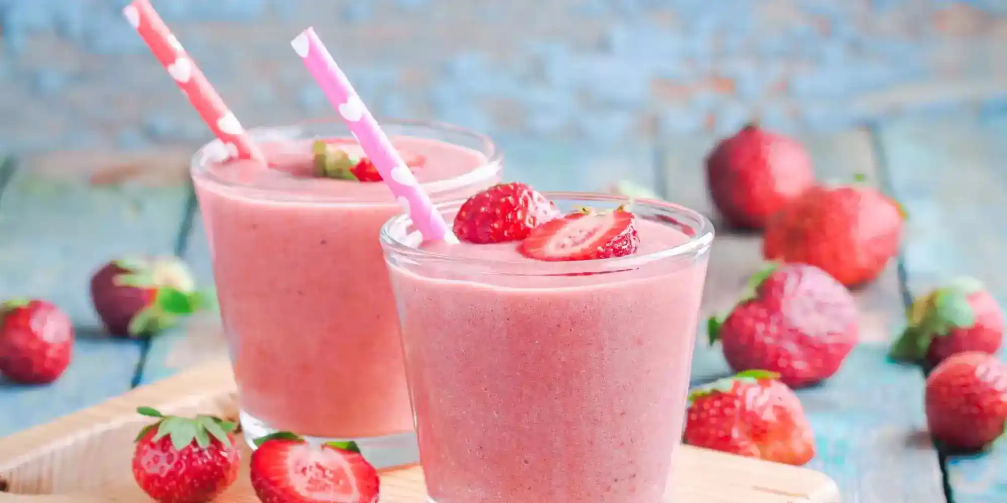 Κρεμώδες σπιτικό Smoothie πρωινού με φράουλα