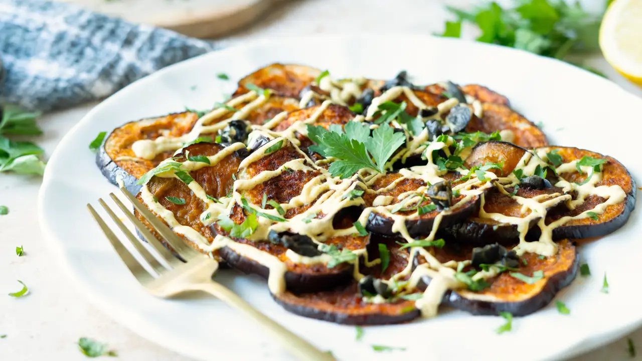 Berenjena Asada con Tahini, Lentejas y Piñones
