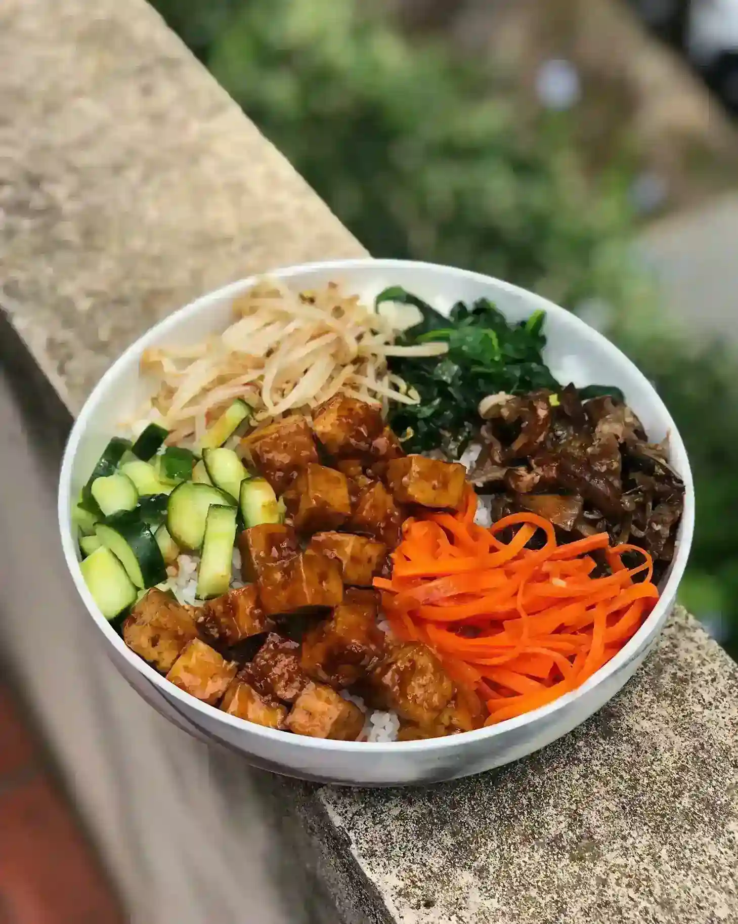 Vegetarisches Bibimbap mit Salsa Gochujang