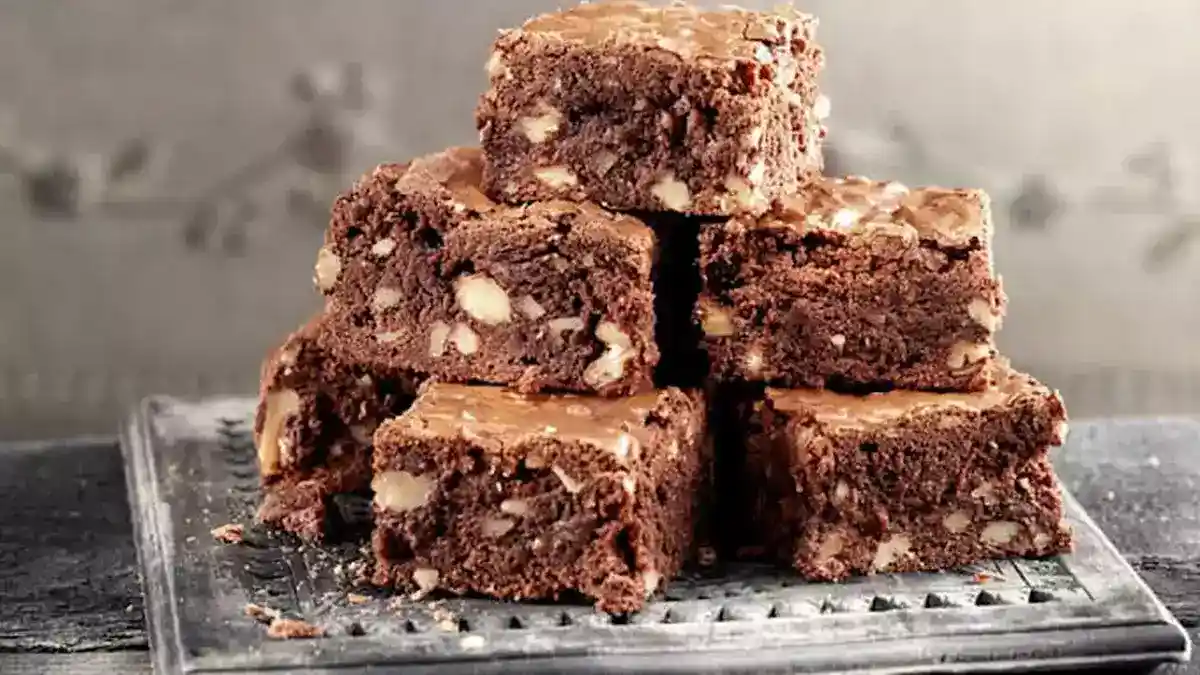 Brownie blanco con chips de chocolate dulce