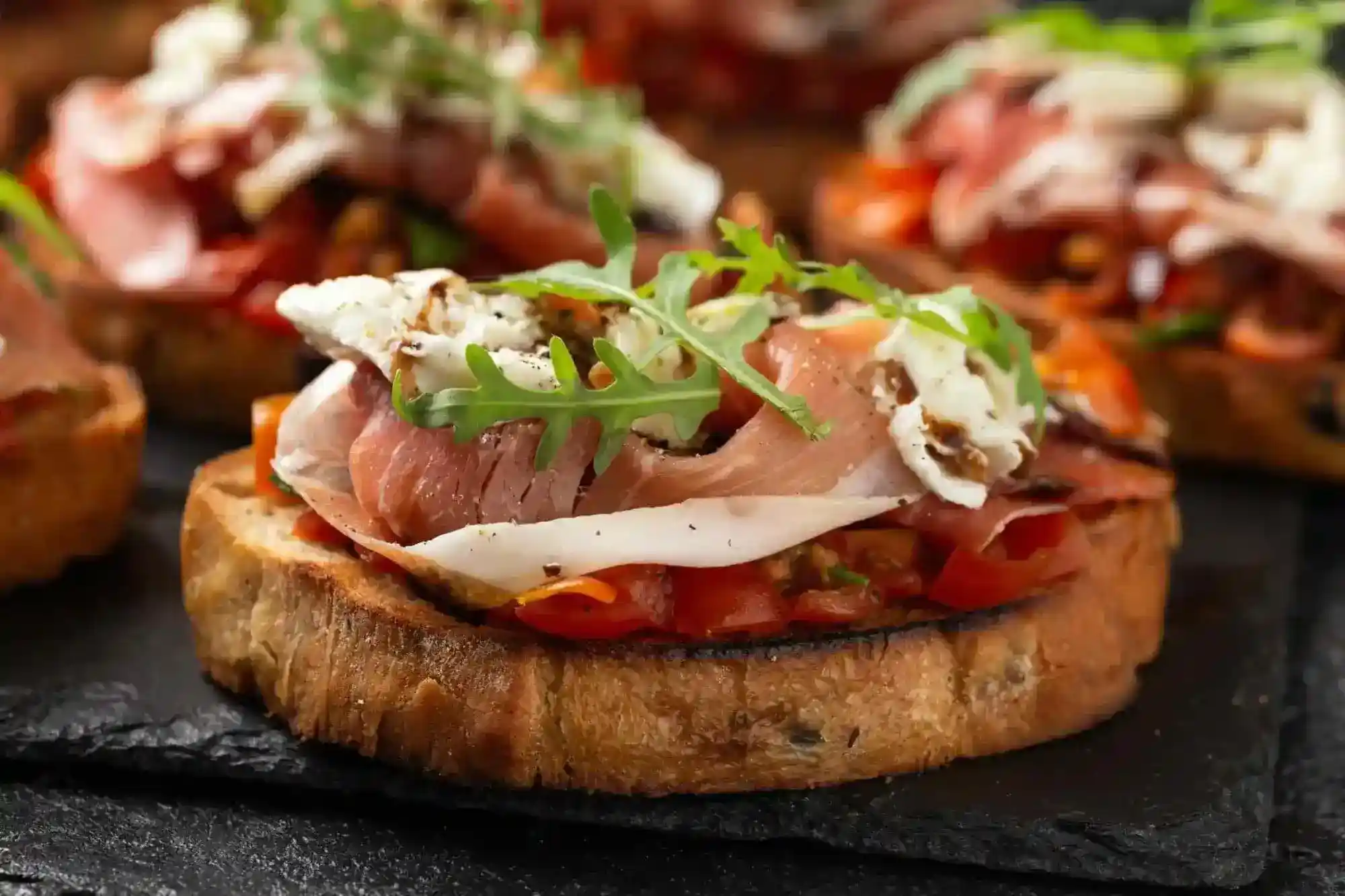 Klassisk bruschetta med tomat og fersk basilikum