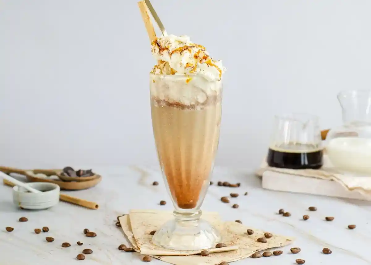 Café frappé casero frío, espumoso y delicioso