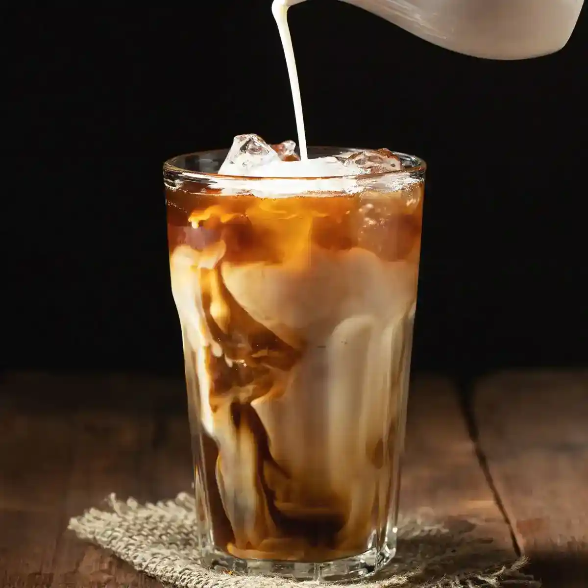 Café con hielo y caramelo espumoso