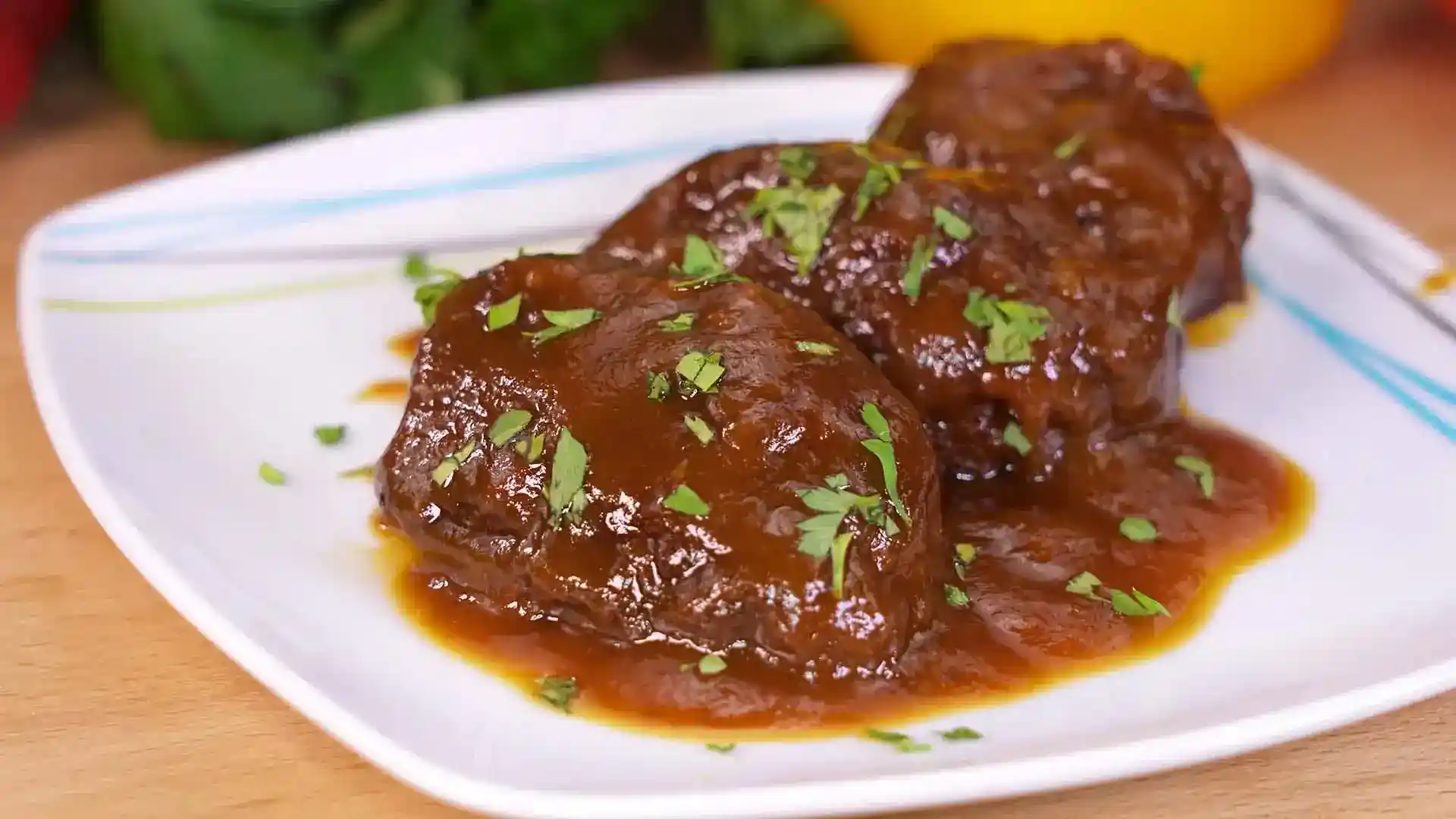 Carrilleras de cerdo glaseadas al miso y jengibre