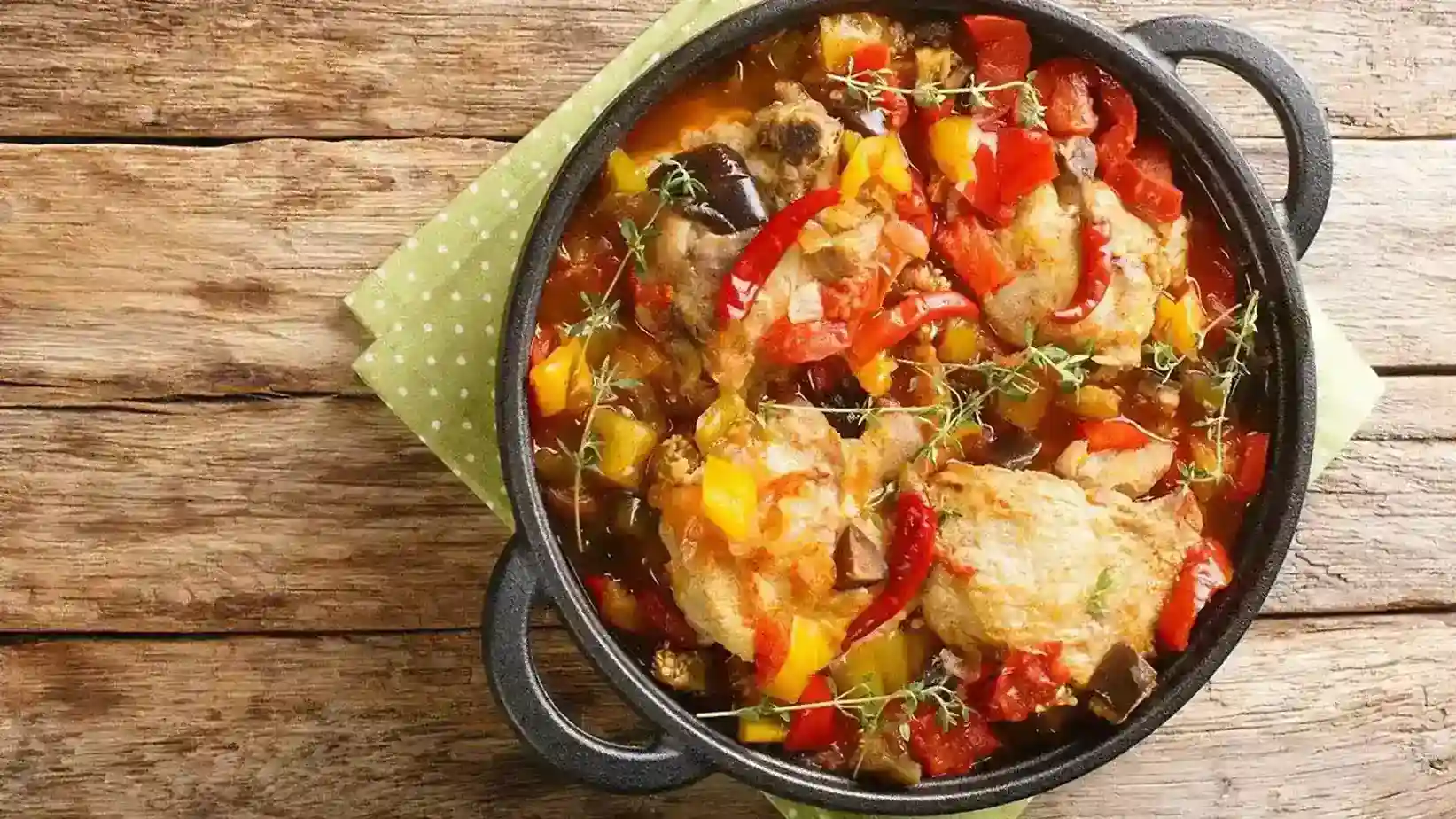 Cazuela de pollo con verduras frescas
