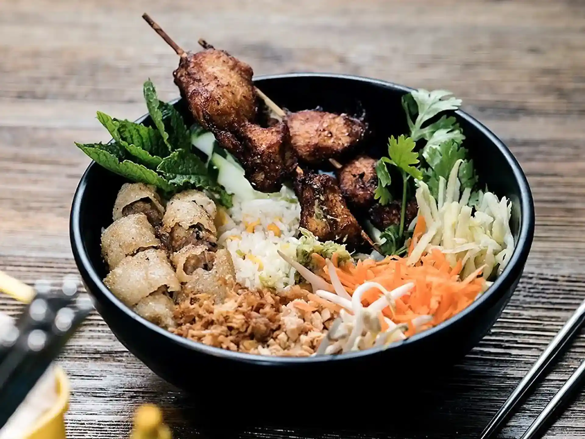 Cerdo asado vietnamita y rollitos de huevo
