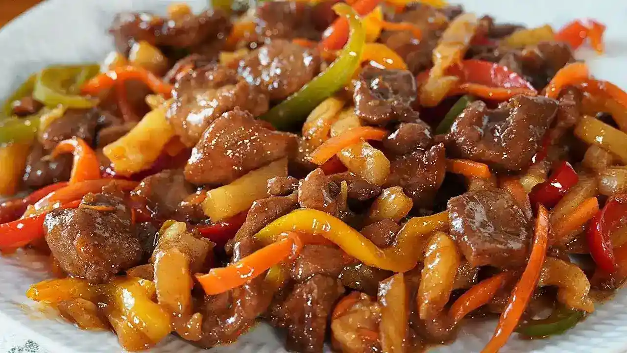 Cerdo salteado con piña tropical y jengibre
