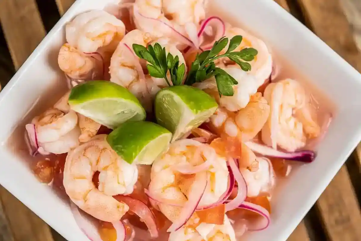 Ceviche de camarones peruano con lima
