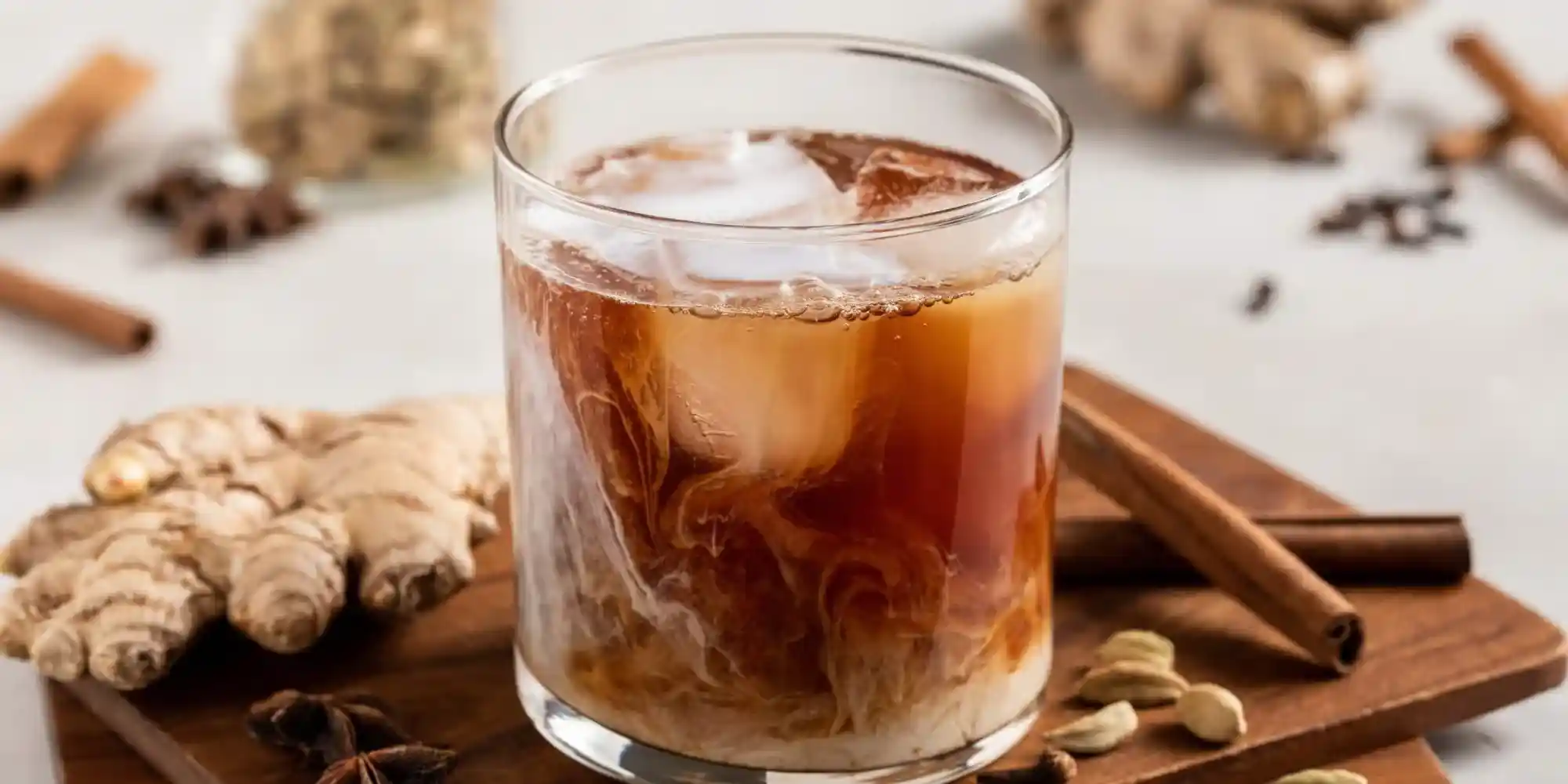 Chai latte frío cremoso y especiado