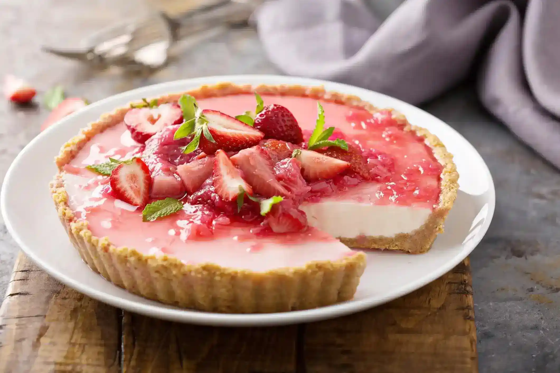 Cheesecake de fresa casero frío y cremoso