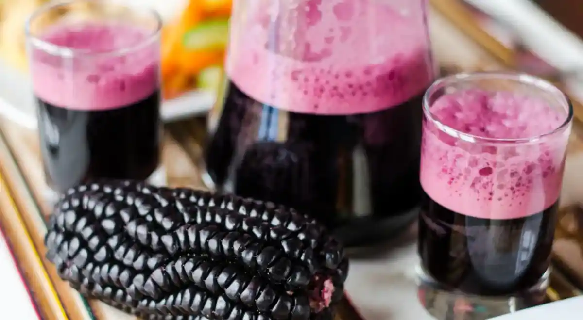 Chicha morada peruana con clavo y piña