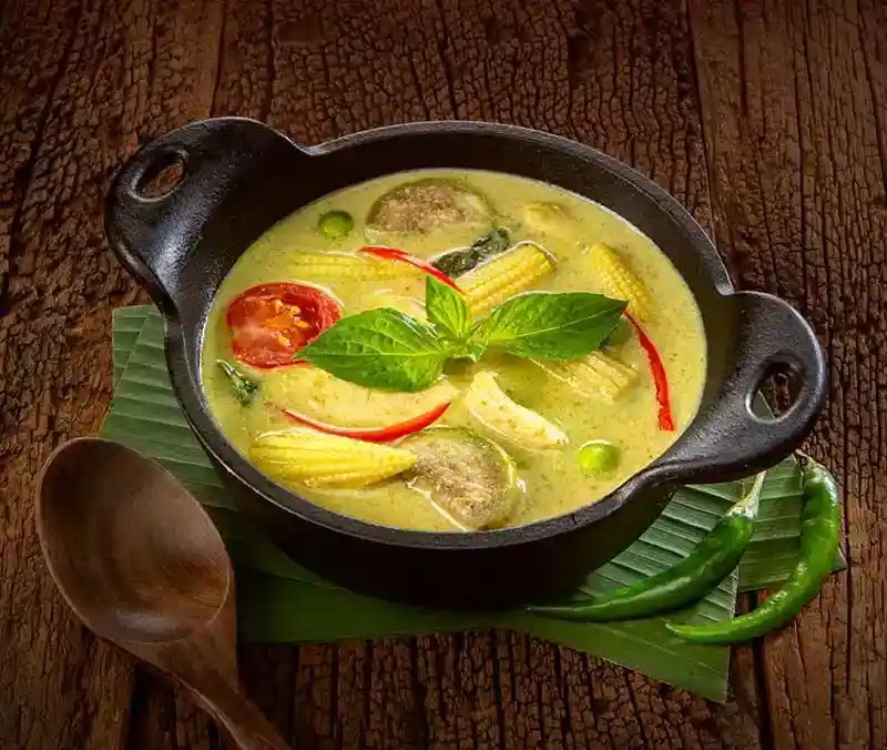 Thailändisches grünes Curry mit frischem Gemüse