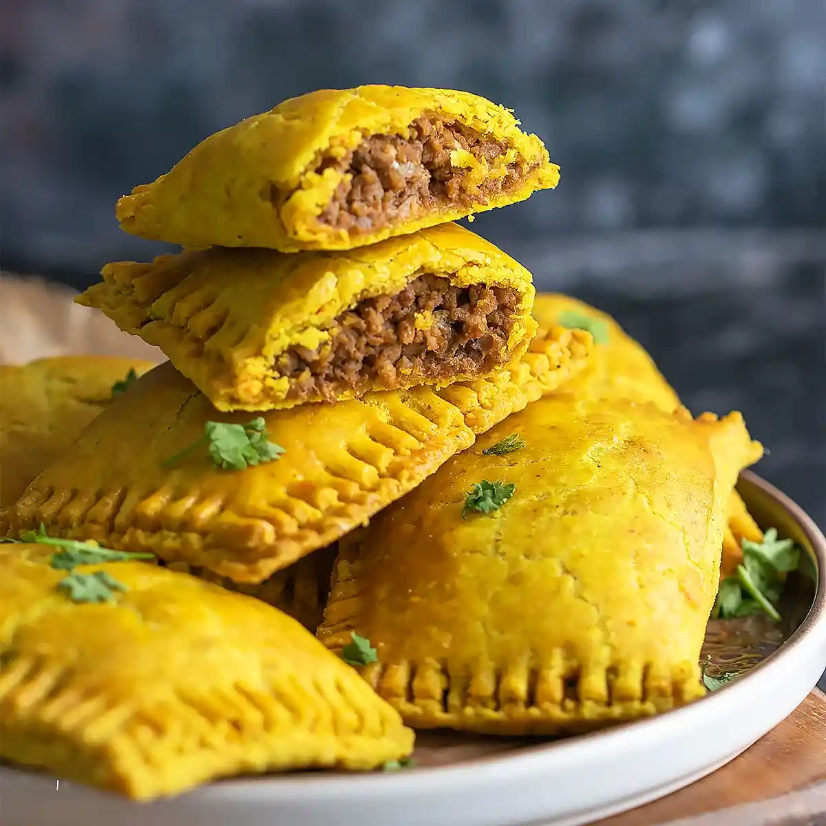 Вкусные ямайские эмпанадас из говядины