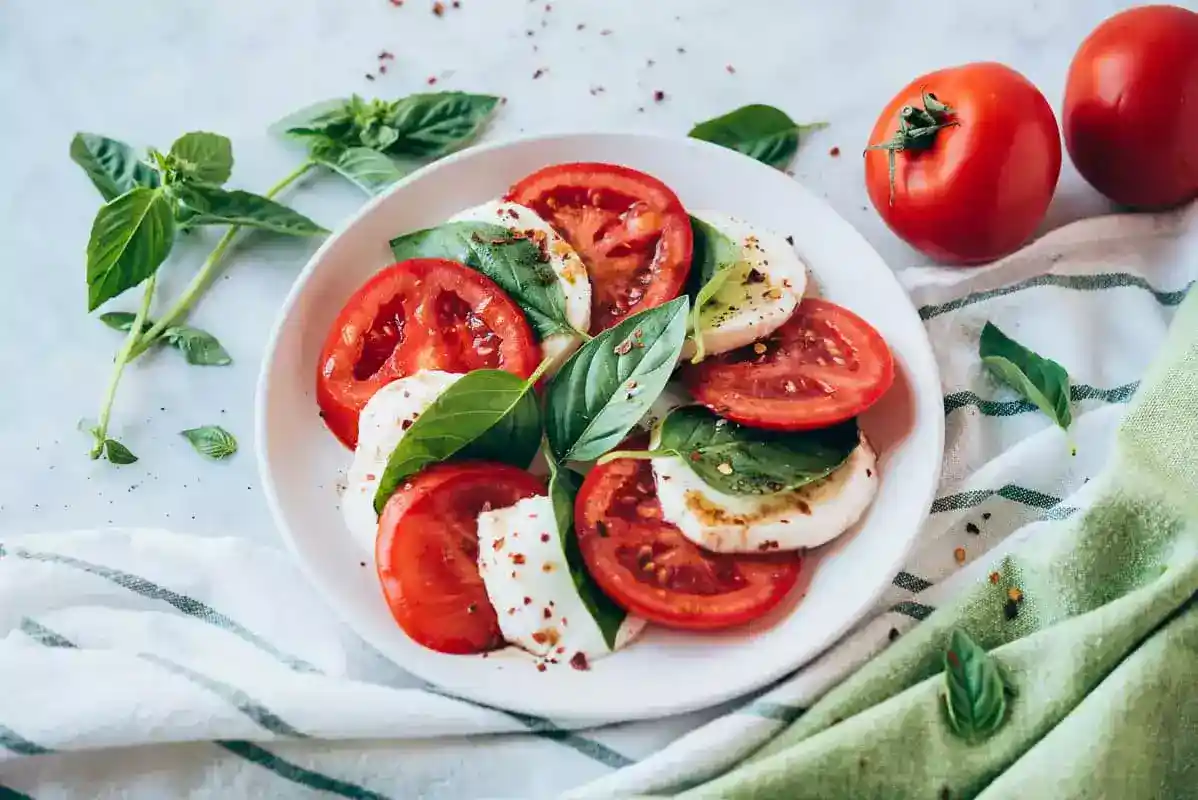 Klassisk Caprese-salat med tomat og mozzarella