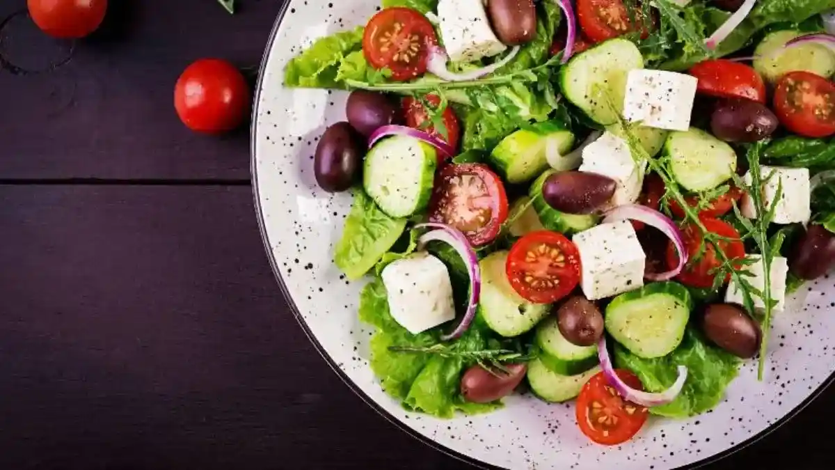 Gresk salat med fetaost og sorte oliven