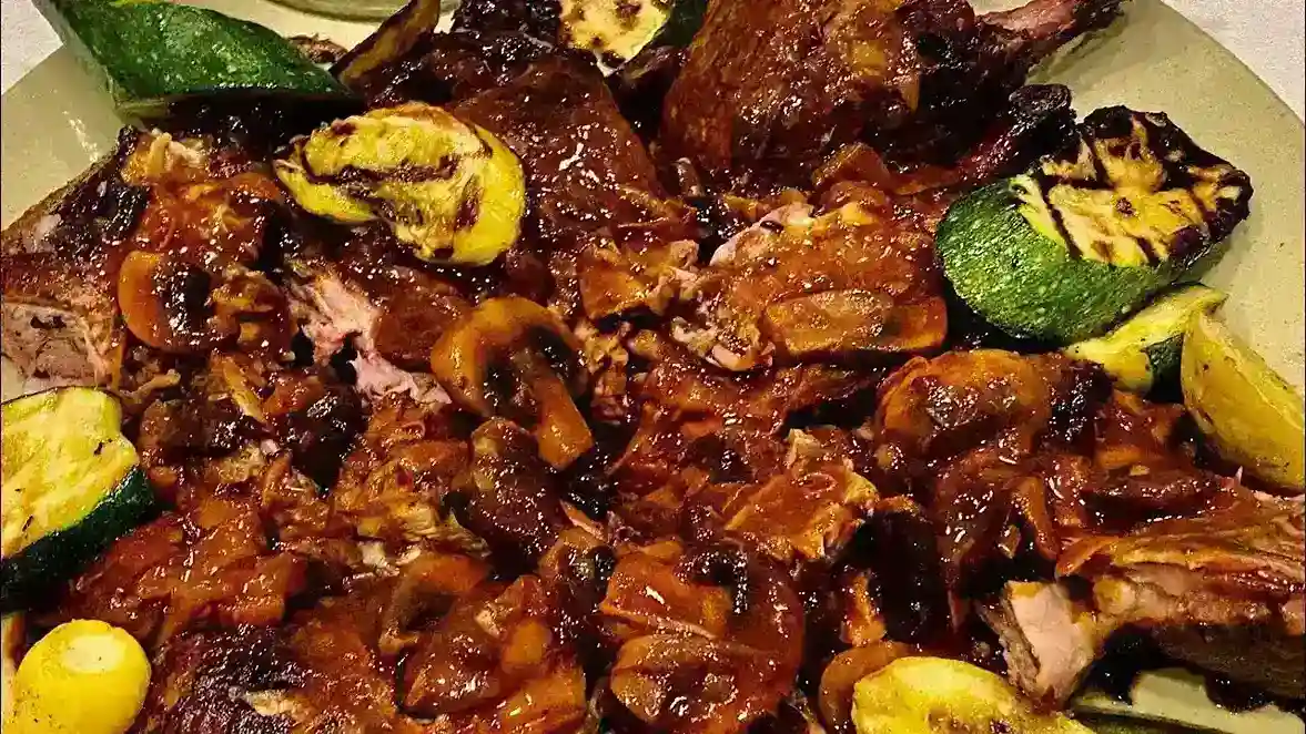 Estofado de pato con ciruelas y vino tinto