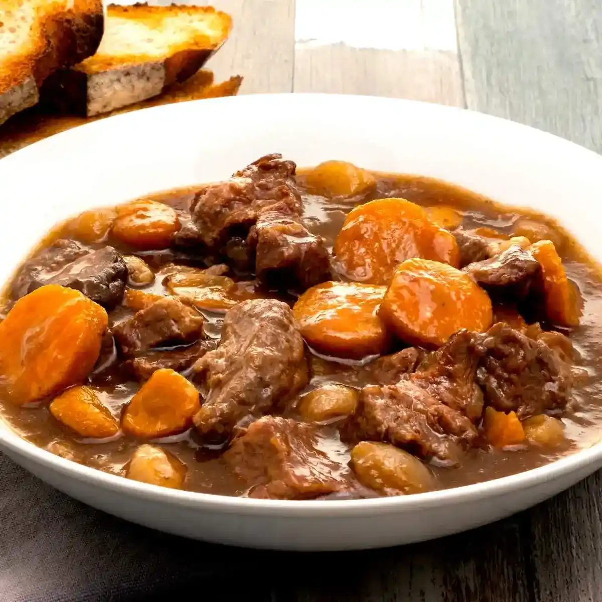 Estofado de ternera con patatas al vino