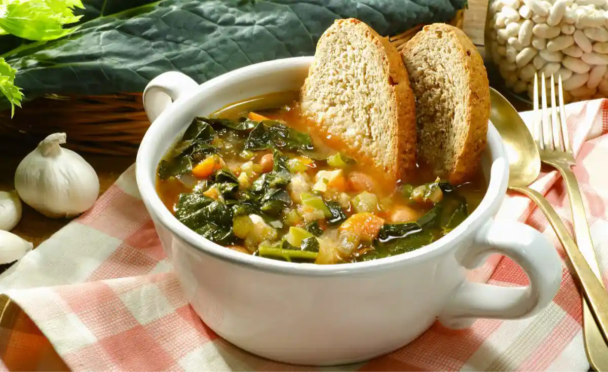 Exquisita Ribollita de Tomates y Frijoles Cannellini