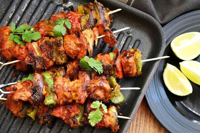 Exquisitas Brochetas de Pollo Curry Rojo