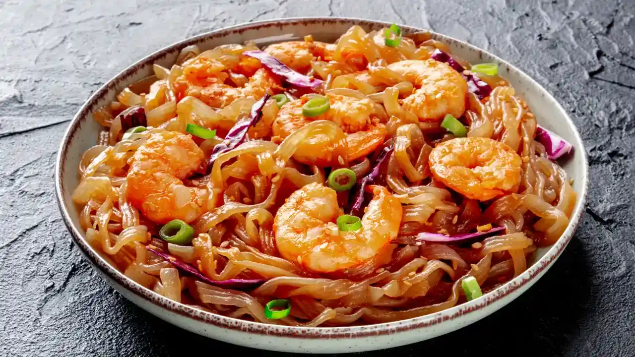 Fideos Thai Picantes con Gambas y Hierbas Frescas