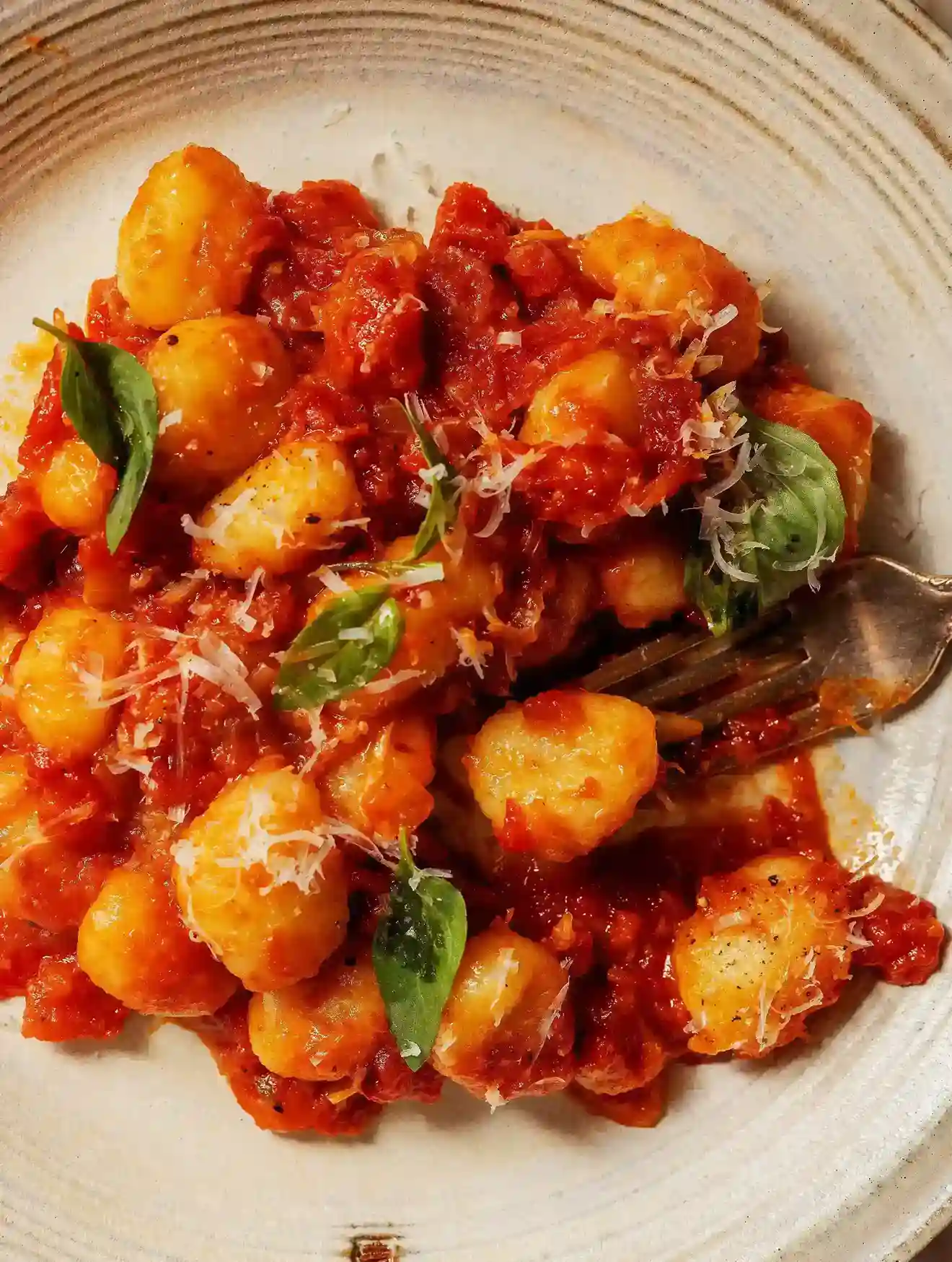 Gnocchi crujientes con salsa de tomate rostizado