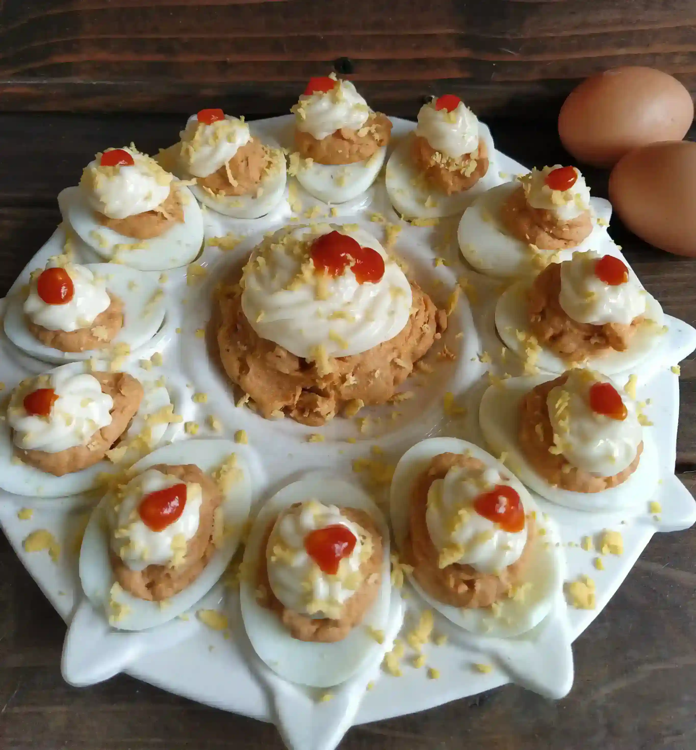 Egg fylt med tunfisk og majones