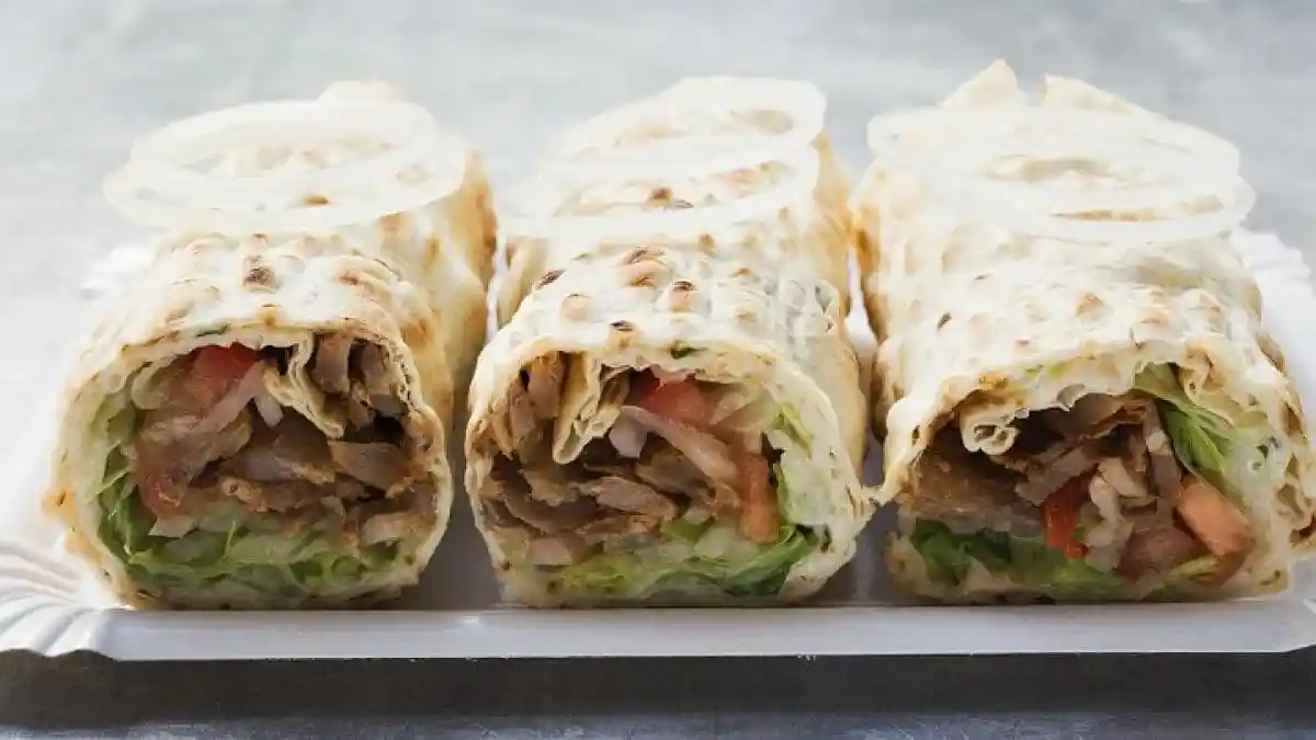 Hausgemachter Kebab mit gewürztem Fleisch und Gemüse