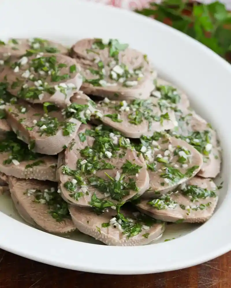 Lengua a la vinagreta con verduras frescas