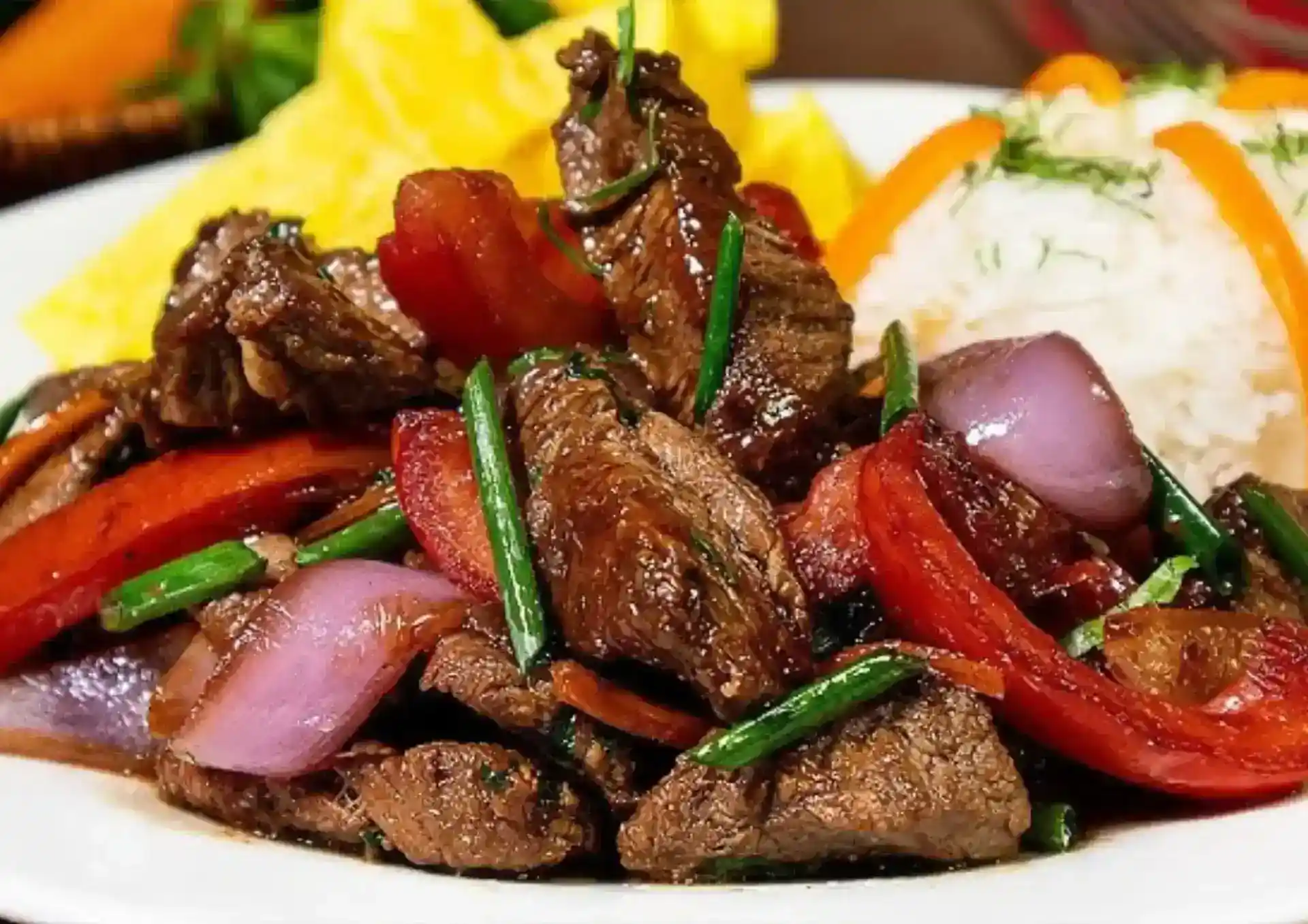 Lomo saltado peruano con papas y arroz